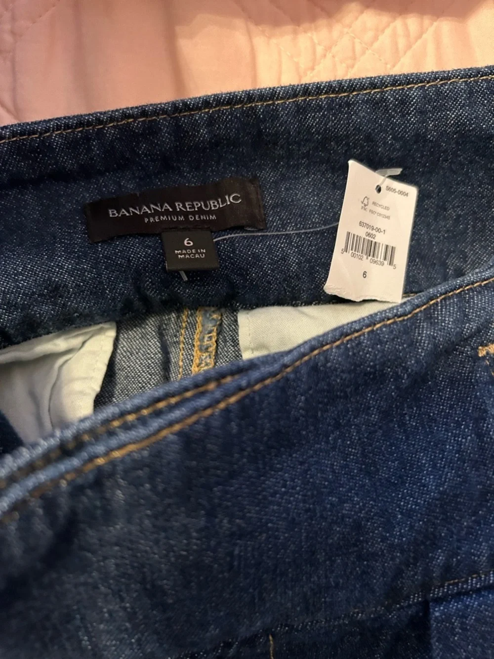 NWT Banana Republic Denim Explorer Shorts (size 6) - Picture 3 of 4